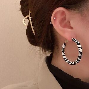 ✨NEW Stylish Black and White Hoop Earrings